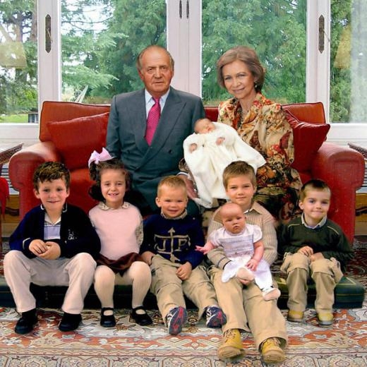 
	
	Hoàng gia Tây Ban Nha công bố bức ảnh Giáng sinh 2005 cho thấy Đức vua và Hoàng hậu ngồi trên ghế tràng kỉ với bảy đứa cháu xung quanh. Nhưng sự thật vỡ lở khi nó bị phát hiện là đã được ghép từ những bức ảnh khác nhau.